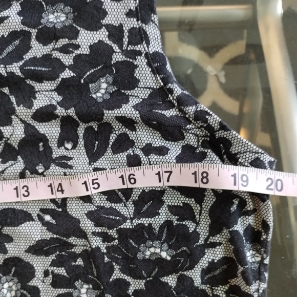 Issac Mizrahi Lace Print top - Picture 9 of 10